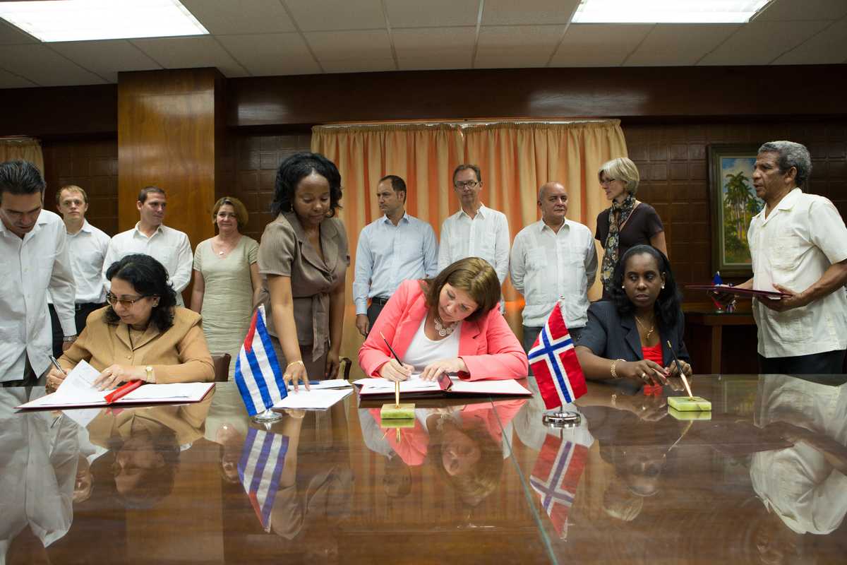 Gry Larsen (centre) signs a co-operation deal with Cuba and Haiti