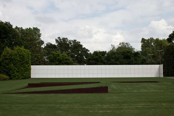 Robert Irwin’s sculpture on the front lawn of the Rachofsky House