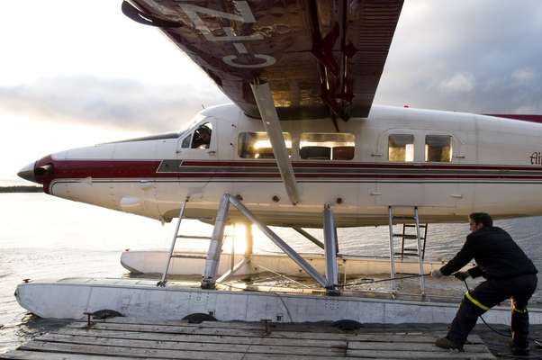 Air Tindi seaplane lands at Lou Lake 