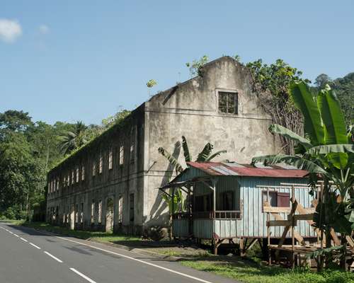 Coffee-drying building, abandoned when the Portuguese left in 1975