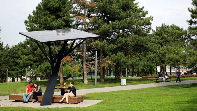 Solar-powered, design-minded benches in Belgrade 