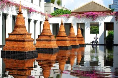 hotel_sukhothai_chedi_pond.jpg